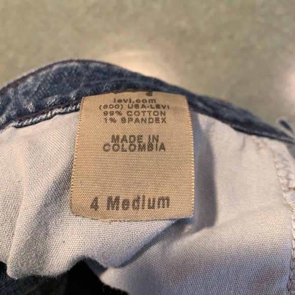 Vintage Levi’s jean shorts - Picture 4 of 7